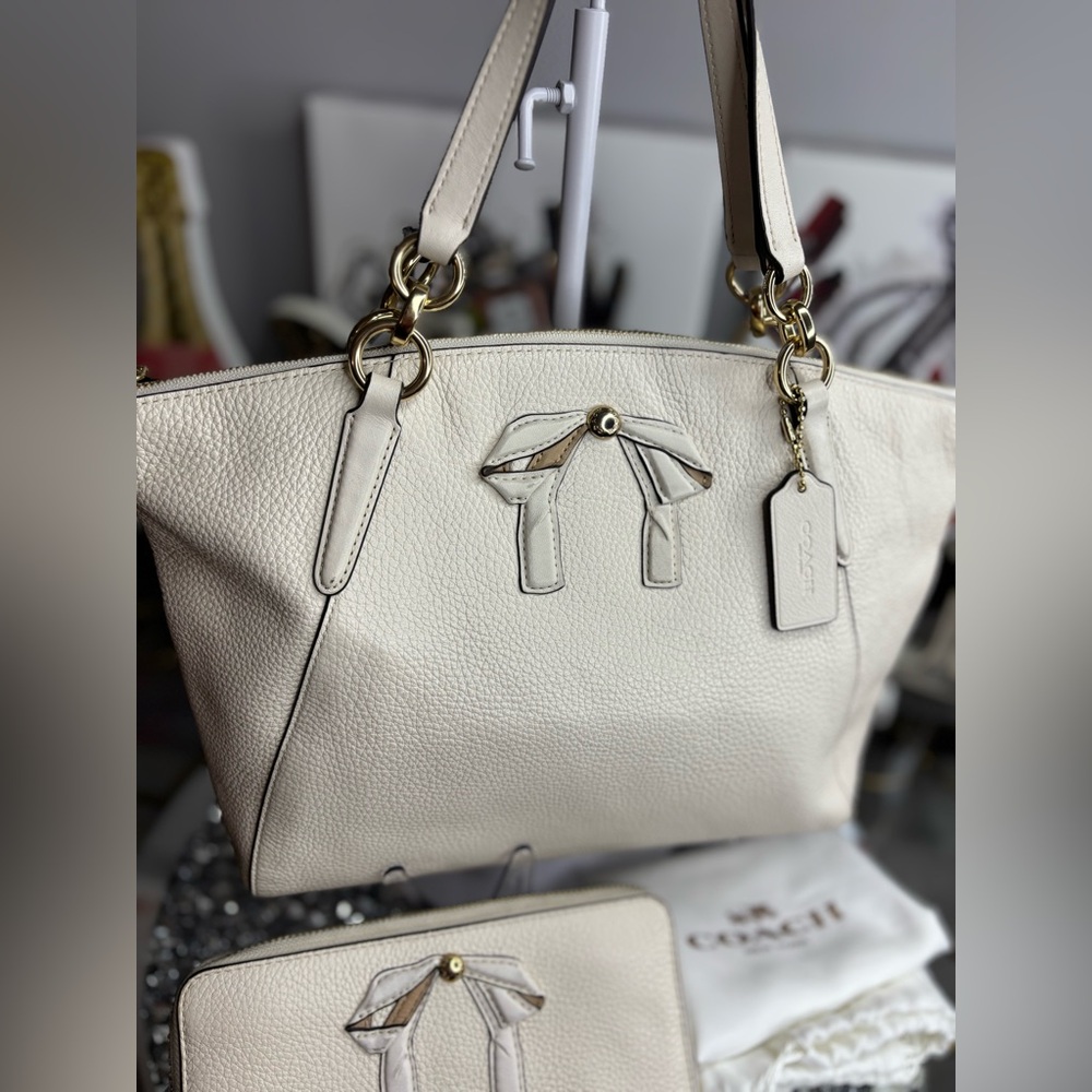 Coach 2018 Small Kelsey bow Satchel w/matching wallet EUC - Picture 5 of 14